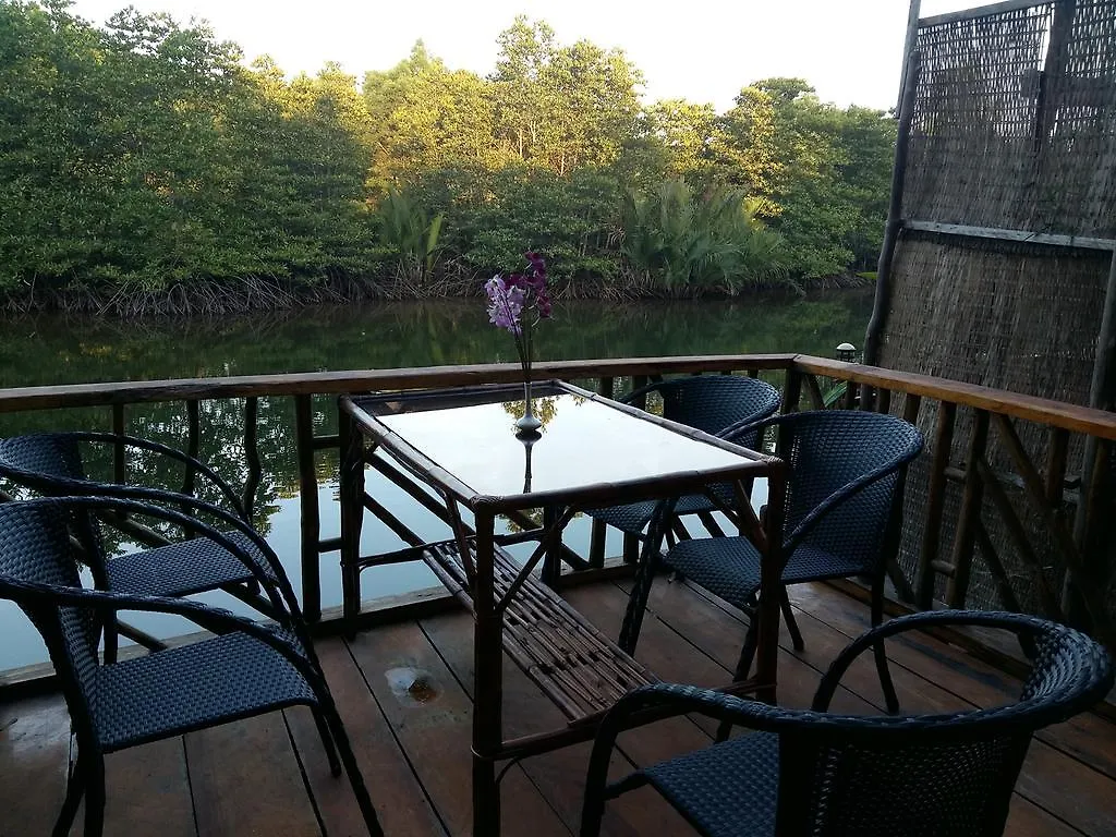 Mangroves & More @ Cambodia Сиануквиль Деревянный коттедж