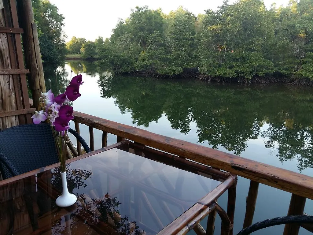 Деревянный коттедж Mangroves & More @ Cambodia Сиануквиль Камбоджа