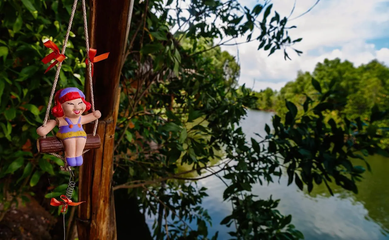 Деревянный коттедж Mangroves & More @ Cambodia Сиануквиль Камбоджа
